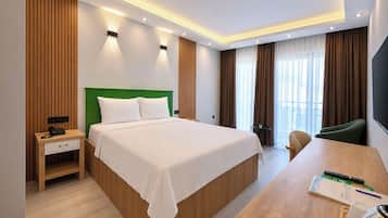 Habitación Deluxe doble, balcón | Caja fuerte, escritorio, espacio para trabajar con un portátil