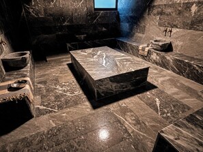 A bathroom with a marble floor, a bathtub, and a sink. - Ovva Inn Yeşilovacık Hotel (Silifke)