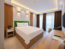 Quarto casal luxo, sacada | Cofres nos quartos, escrivaninha, espaço de trabalho para notebook
