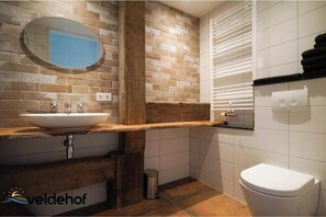 Bathroom - Family-Friendly Vacation Home in Domburg with a Terrace and Garden View (Domburg)