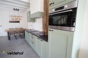 Private kitchen - Spacious 3-bedroom vacation home – Just 600 m from the beach (Domburg)