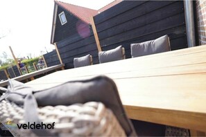 Outdoor dining - Spacious 3-bedroom vacation home – Just 600 m from the beach (Domburg)