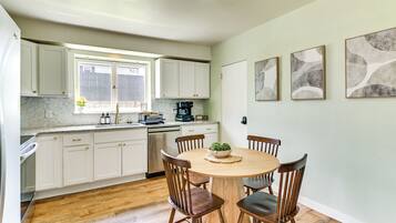 House (2 Bedrooms) | Interior