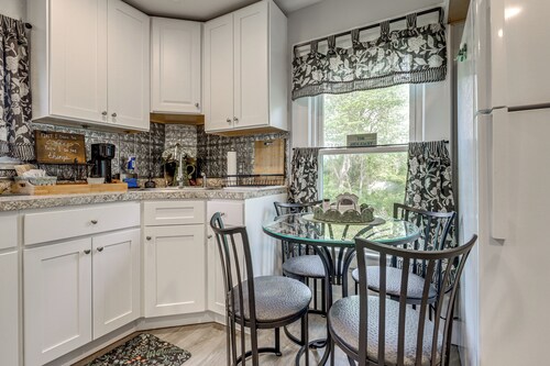 New London Hideaway: 2 Mi to Beach & Boardwalk