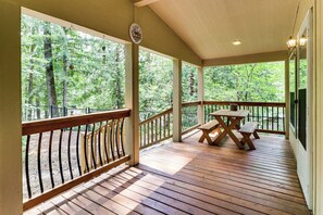 Interior - Relaxing Riverfront Getaway w/ Fire Pit in Idanha (Idanha)