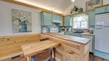 Eine Küche mit Holzschnitzereien, einer zentralen Kochinsel und einem Essbereich.