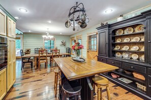 Interior - Creekside Mountain Cabin in Rural Dark-sky Country (Bakersville)