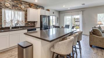 House (5 Bedrooms) | Interior