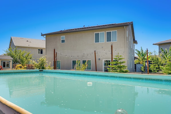 A residential swimming pool with a house in the background. - Private Pool & Patio! Family Getaway in Stockton (Stockton)