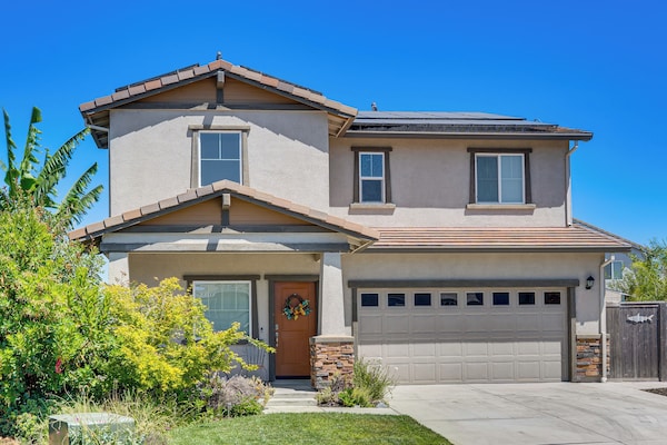 Private Pool & Yard! Family Getaway In Stockton - Stockton, CA