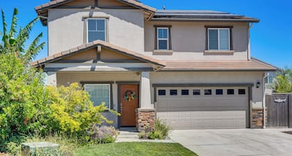 Private Pool & Yard! Family Getaway in Stockton