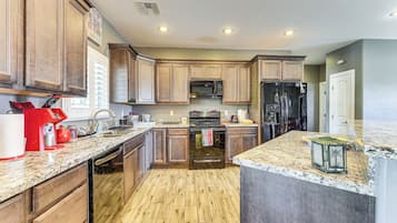 House (3 Bedrooms) | Interior