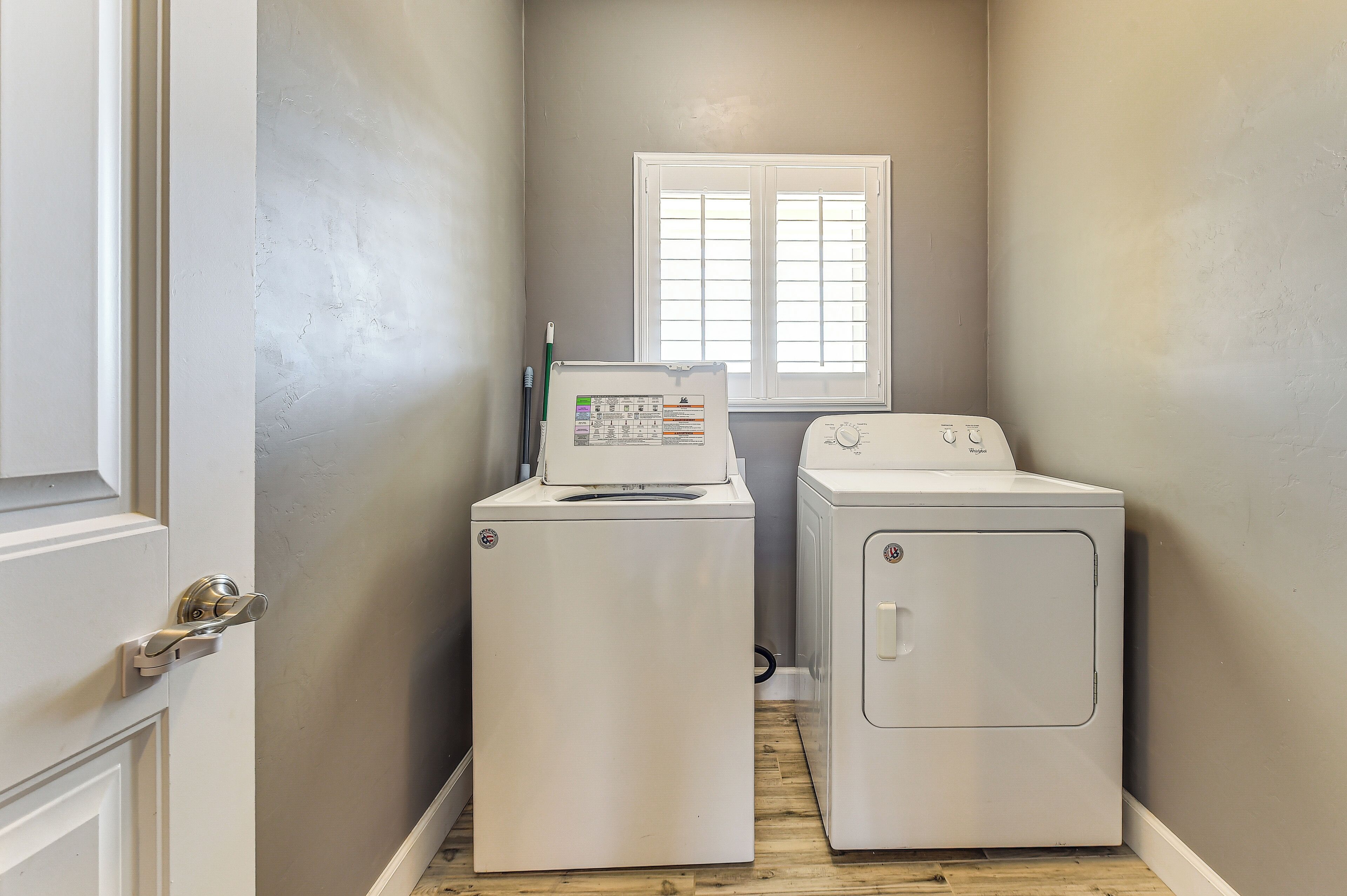Une buanderie équipée d’un lave-linge, d’un sèche-linge et d’une fenêtre.