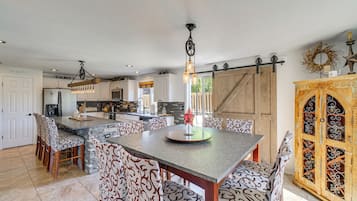 House (5 Bedrooms) | Interior