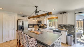 House (5 Bedrooms) | Interior