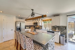 Interior - 5BR Home Near Breweries Wineries Weddings and More (Moxee)