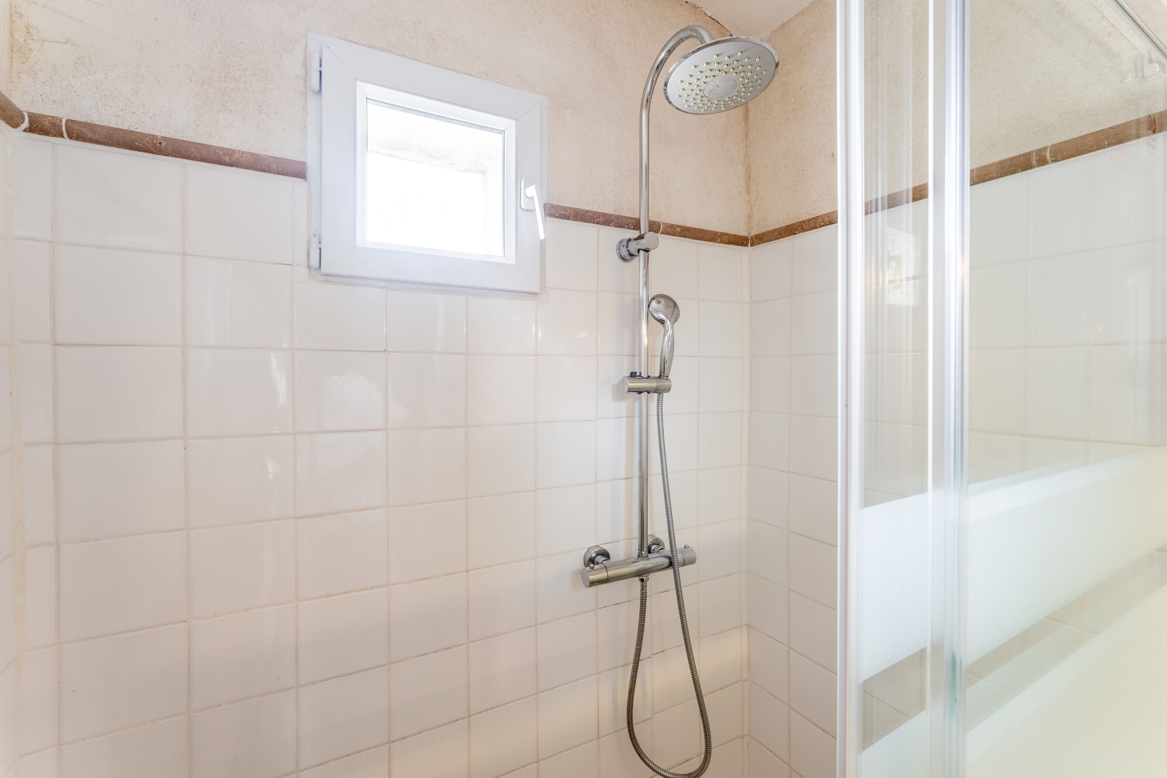 Een douche, een haardroger, handdoeken