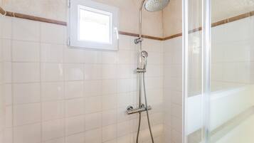 Een douche, een haardroger, handdoeken