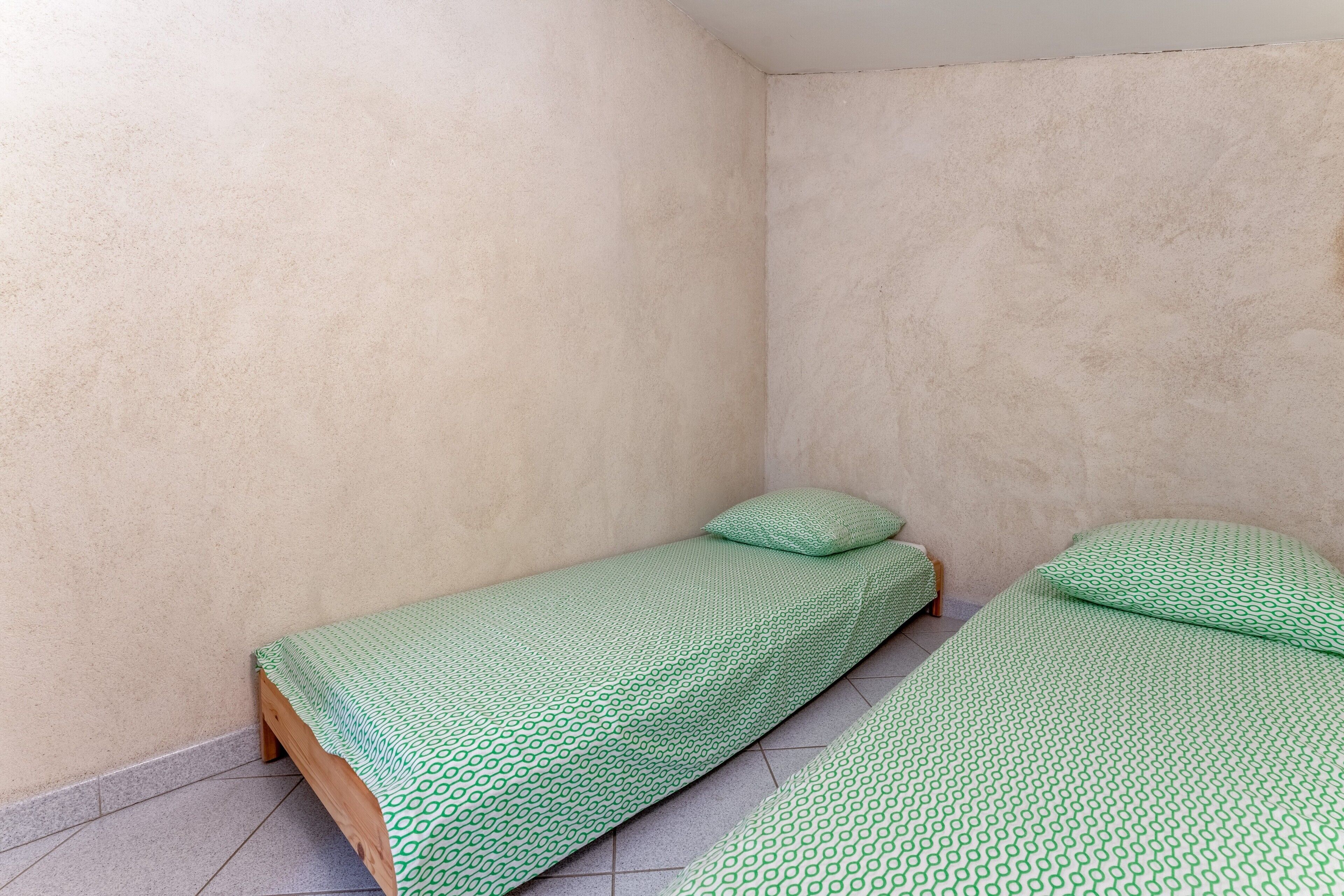 Tabla de planchar con plancha, wifi y ropa de cama 