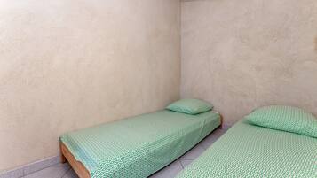 Tabla de planchar con plancha, wifi y ropa de cama
