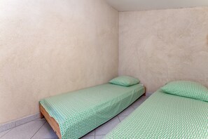 Tabla de planchar con plancha, wifi y ropa de cama 