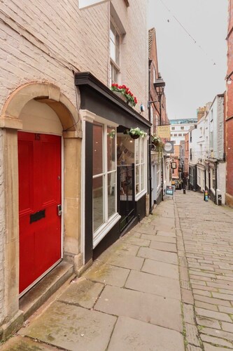 Two Bedroom Flat on Christmas Steps