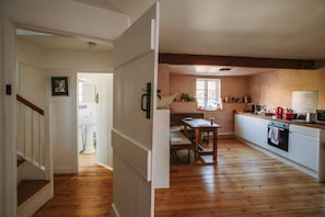 Fridge, microwave, oven, stovetop - Christmas Steps Quirky 2 Bed - Hopewell (Bristol)