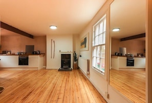 Fridge, microwave, oven, stovetop - Christmas Steps Quirky 2 Bed - Hopewell (Bristol)