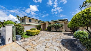 Exterior - 4 Bedroom Beautiful Home in Kahala (Honolulu)