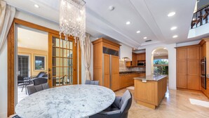 Dining - 4 Bedroom Beautiful Home in Kahala (Honolulu)