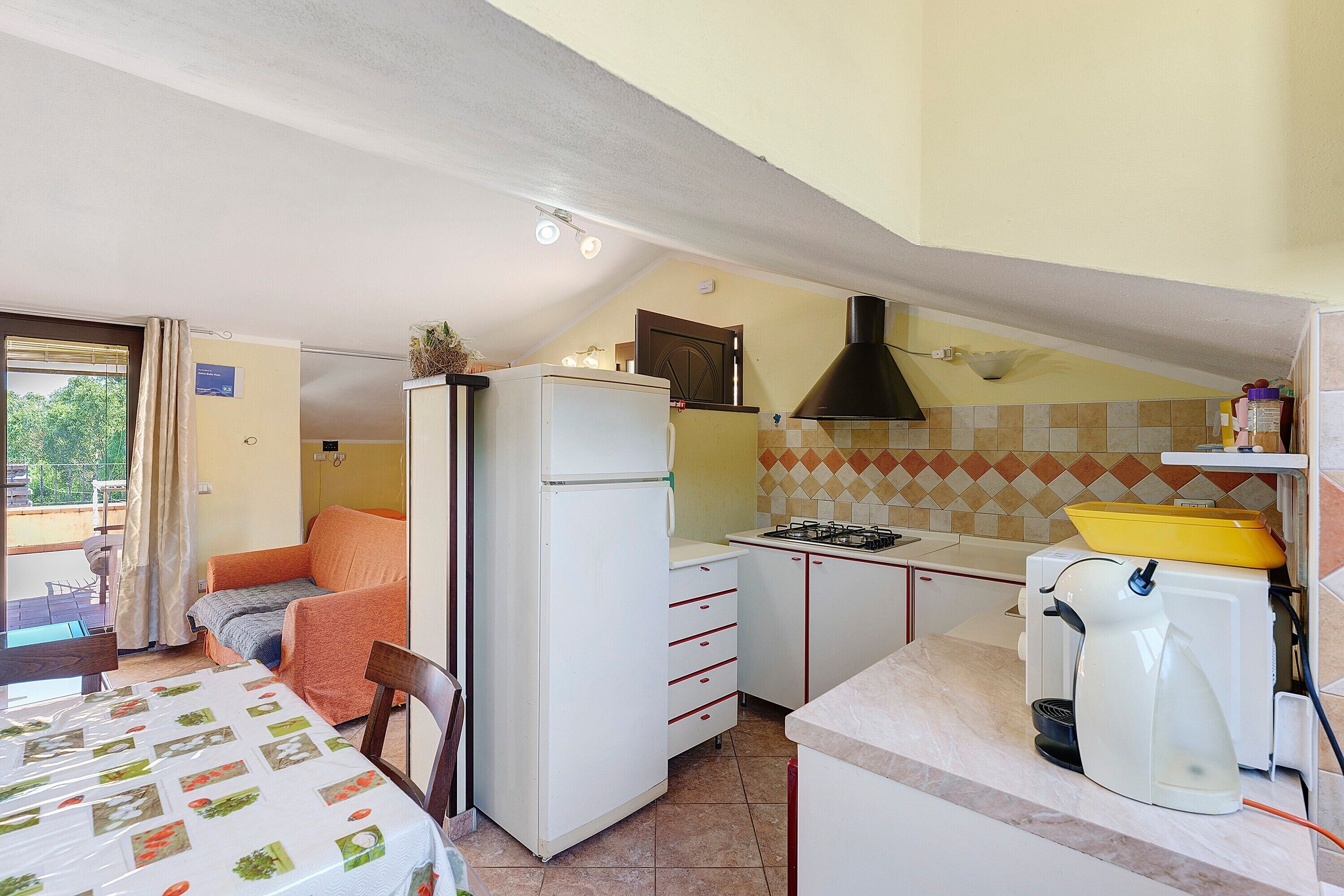 Wasserkocher mit Kaffee-/Teezubehör, Kühlschrank, Mikrowelle, Ofen