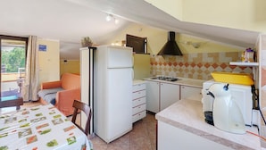 Wasserkocher mit Kaffee-/Teezubehör, Kühlschrank, Mikrowelle, Ofen