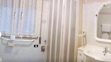 Douche, sèche-cheveux, serviettes fournies