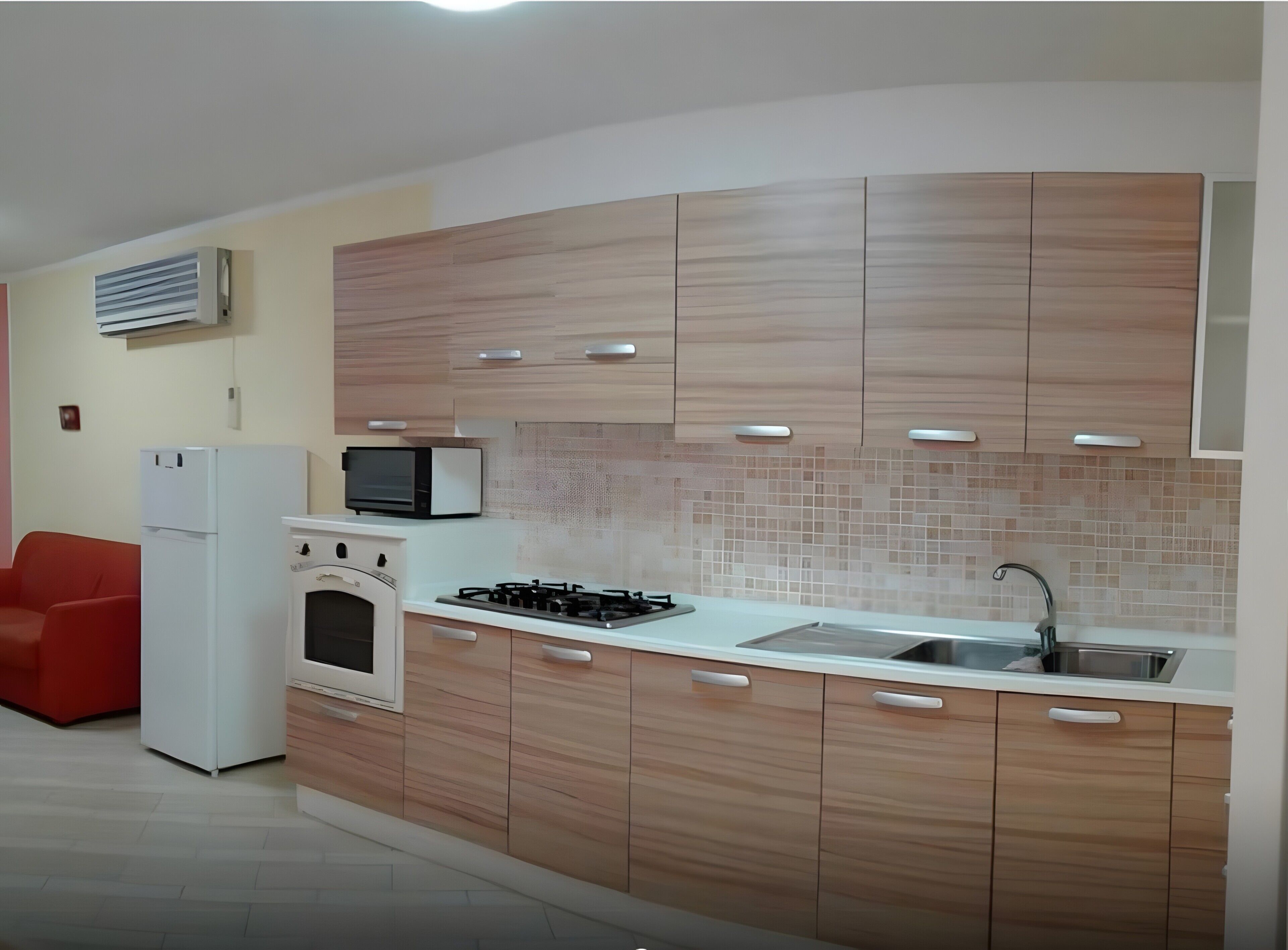 Frigorifero, microonde, forno, piano cottura