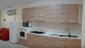 Frigorifero, microonde, forno, piano cottura