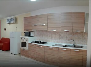 Frigorifero, microonde, forno, piano cottura