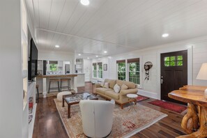 Smart TV - Highlands Hideaway | Close to Town, Pet Friendly, Custom Firepit (Highlands)
