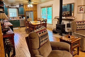 Interior - Moolian Creekfront Cabin - Blue Ridge Mountains (Hiawassee)