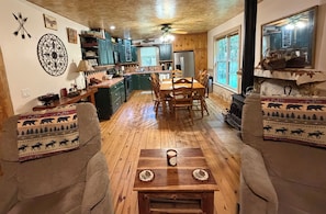 Smart TV, fireplace, books, computer monitors - Moolian Creekfront Cabin - Blue Ridge Mountains (Hiawassee)