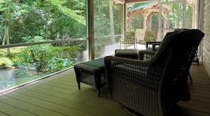 Interior - Moolian Creekfront Cabin - Blue Ridge Mountains (Hiawassee)