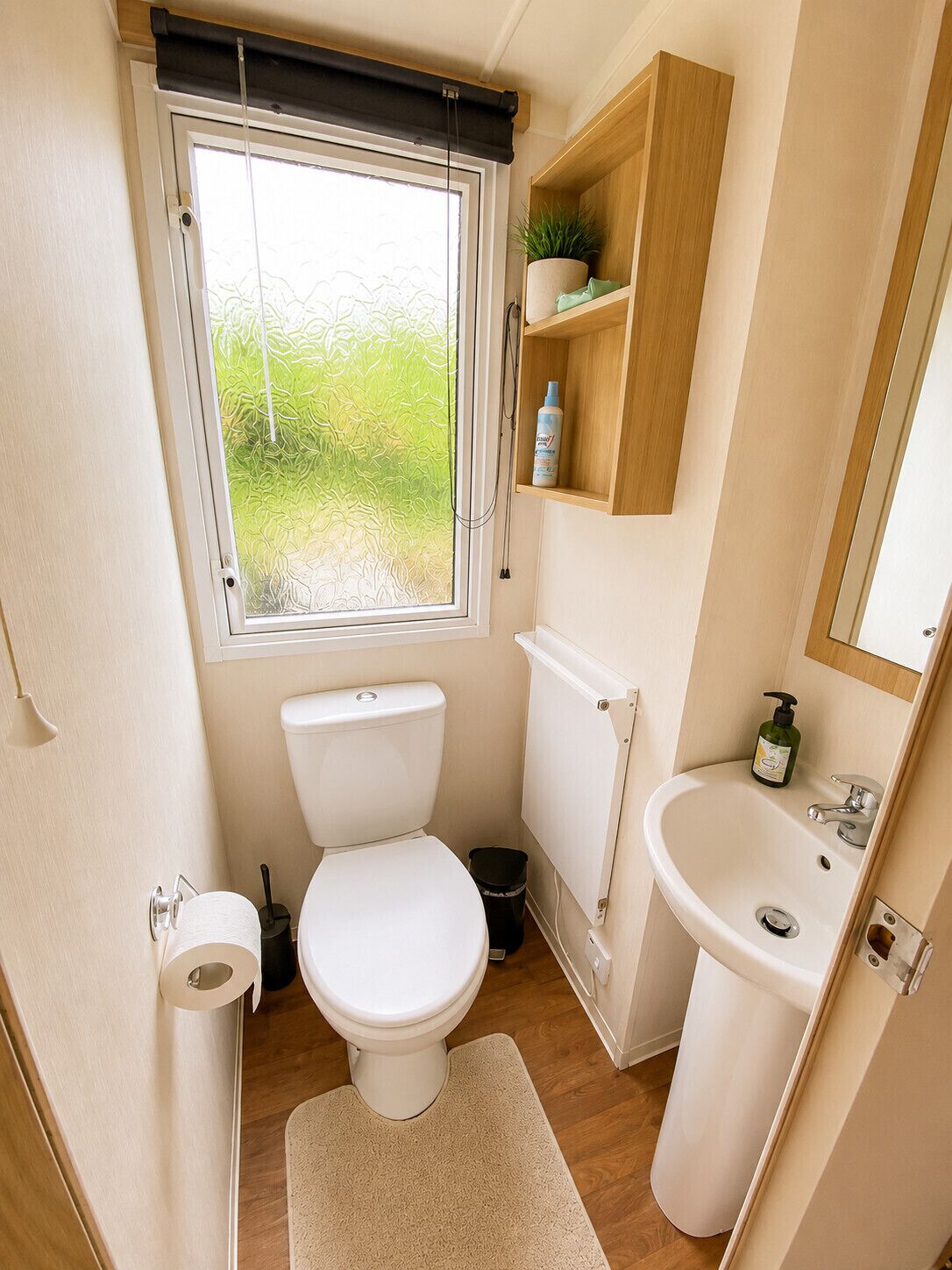 Een apart toilet met wastafel