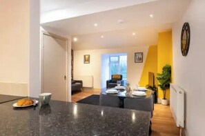 Dining - Lincoln Central, Free Parking, Easy Access to Town Centre and bypass (Lincoln)