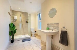 Shower, hair dryer, towels, soap - Lincoln Central, Free Parking, Easy Access to Town Centre and bypass (Lincoln)