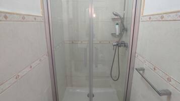 Douche, sèche-cheveux, serviettes fournies