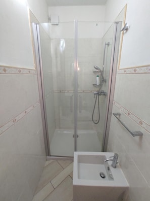 Dusche, Haartrockner, Handtücher