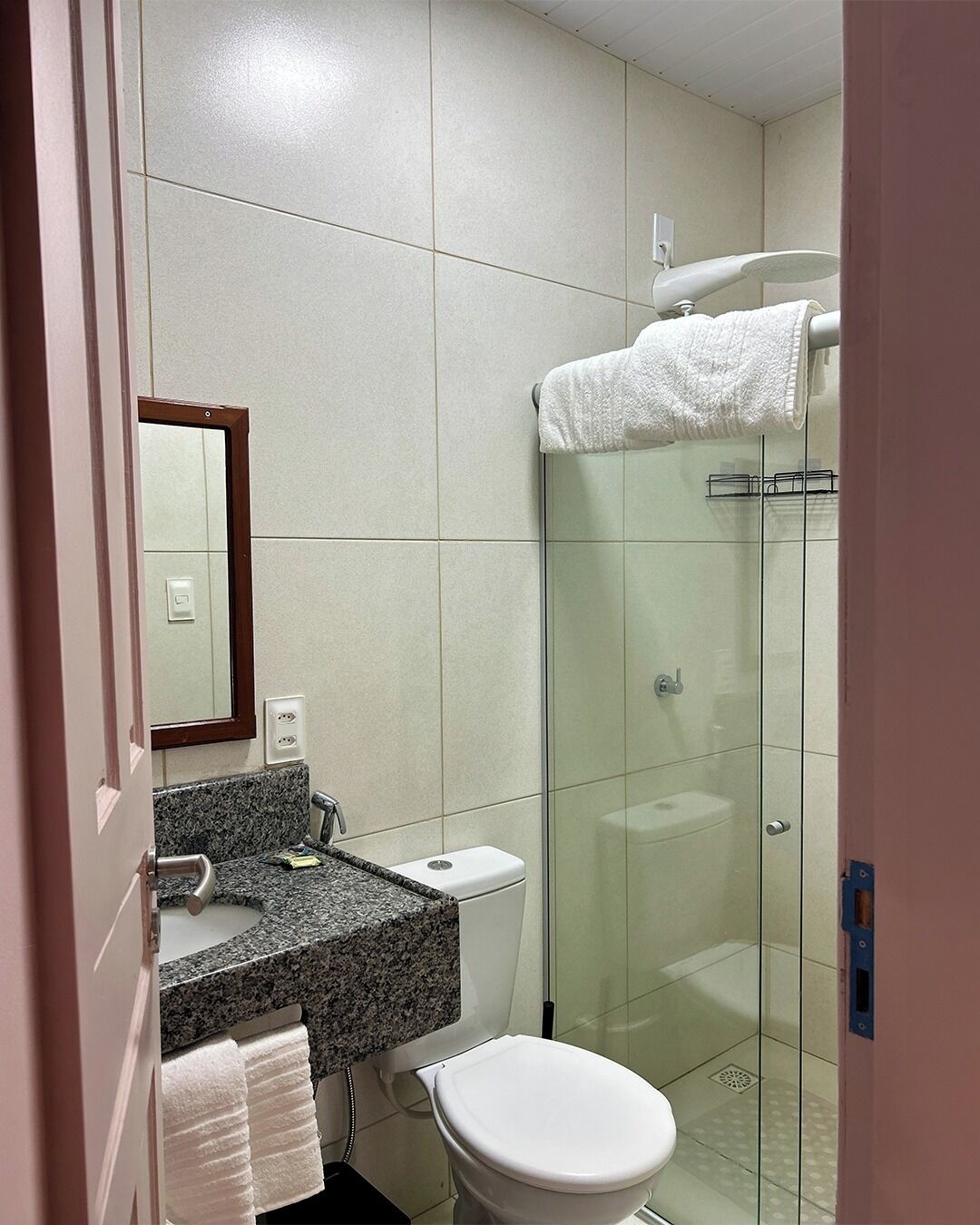 Quarto triplo, vista para o pátio | Banheiro | Chuveiro, toalhas de banho, sabonete, papel higiênico
