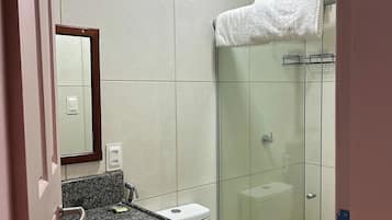 Quarto triplo, vista para o pátio | Banheiro | Chuveiro, toalhas de banho, sabonete, papel higiênico
