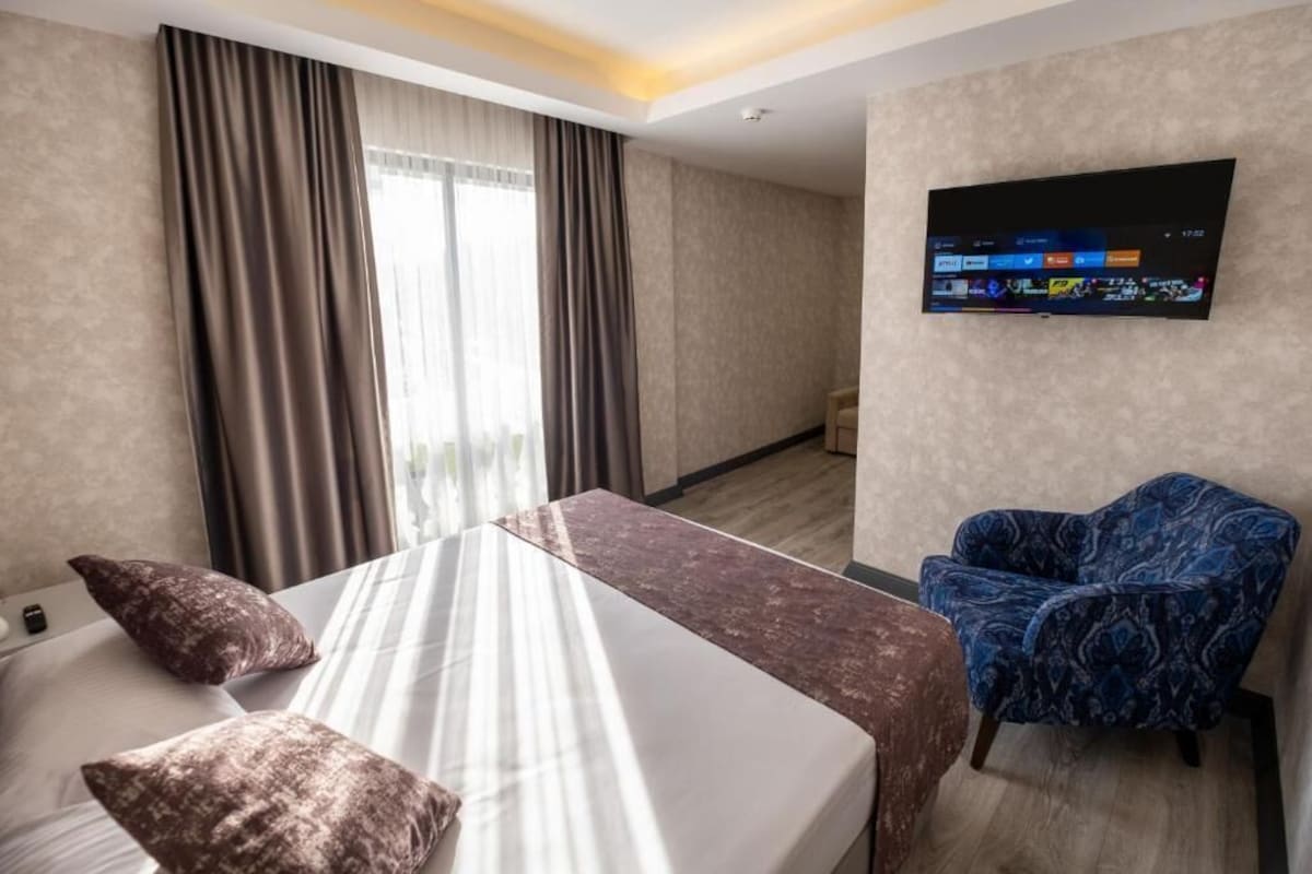 Deluxe Double Room, City View | Premium bedding, minibar, in-room safe, blackout drapes