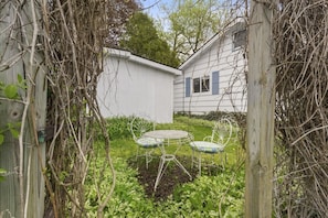 Outdoor dining - Downtown Beulah Cottage - Walk to Crystal Lake, Restaurants & Trail (Beulah)