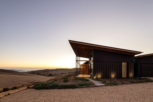 Studio on Forktree – Modern Coastal Retreat